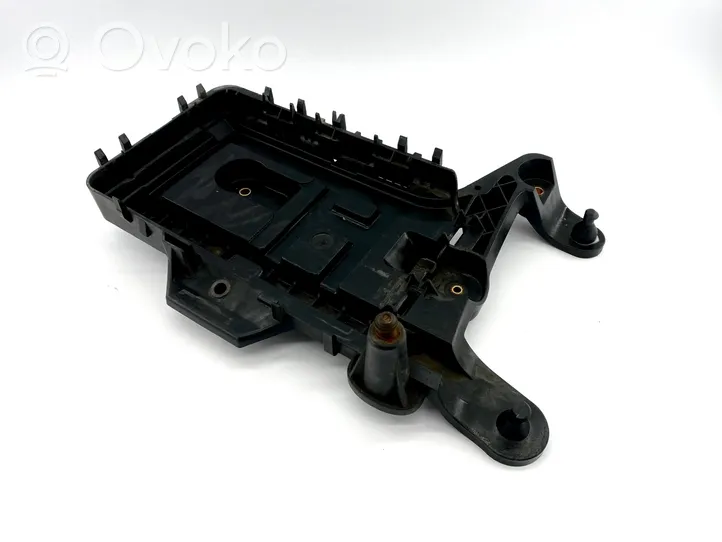 Volkswagen Caddy Support boîte de batterie 1K0915333