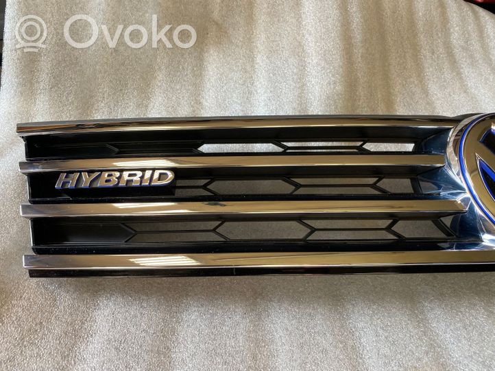 Volkswagen Touareg II Grille calandre supérieure de pare-chocs avant 7P6853651J