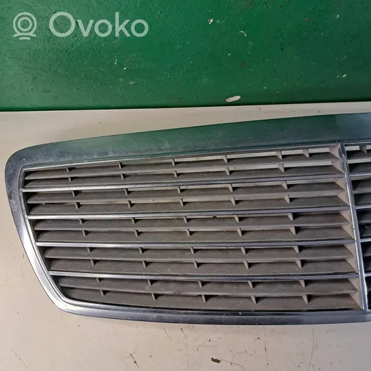 Mercedes-Benz E W211 Grille calandre supérieure de pare-chocs avant A2118800283