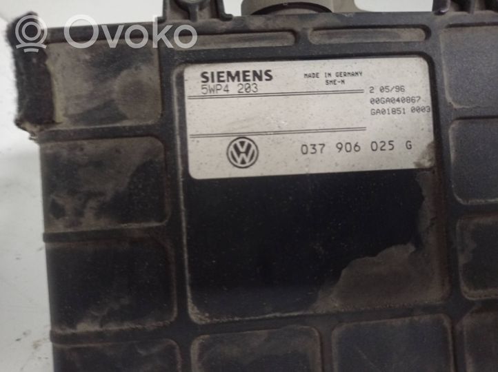 Volkswagen PASSAT B4 Moottorin ohjainlaite/moduuli 037906025G