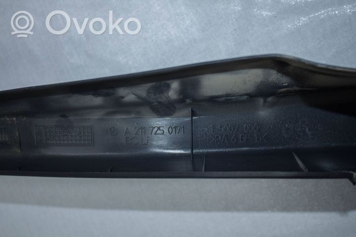 Mercedes-Benz E W211 Rivestimento modanatura del vetro della portiera anteriore A2117250171