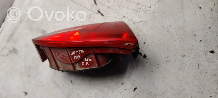 Volkswagen Jetta VI Lampy tylnej klapy bagażnika 5c6945259A