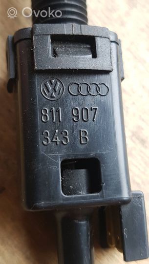 Volkswagen PASSAT B5 Interruttore del pedale del freno 811907