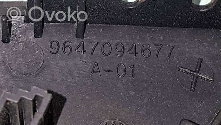 Citroen Berlingo Maskownica głośnika bocznego deski rozdzielczej 9647094677