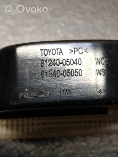 Toyota Avensis T250 Lampka drzwi przednich 8124005040