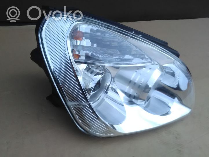 KIA Carens II Lampa przednia 