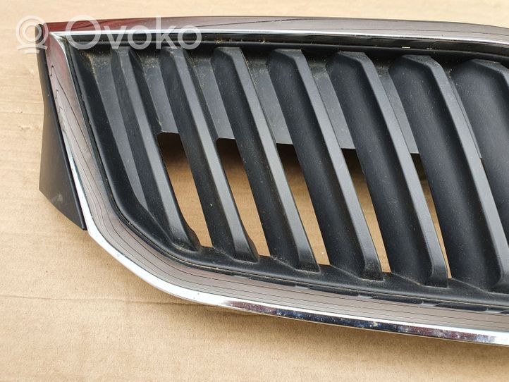 Skoda Rapid (NH) Maskownica / Grill / Atrapa górna chłodnicy 5JA853668