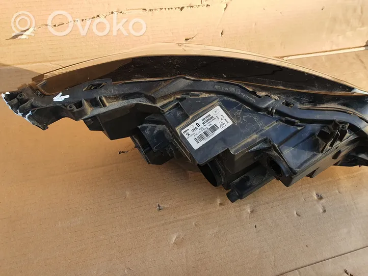 Peugeot 208 Lampa przednia 9833036380