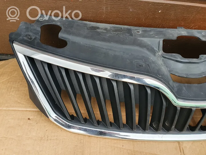 Skoda Rapid (NH) Grille calandre supérieure de pare-chocs avant 5JA853668