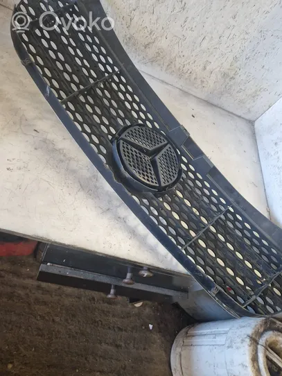 Mercedes-Benz Vito Viano W639 Grille calandre supérieure de pare-chocs avant A6398800185