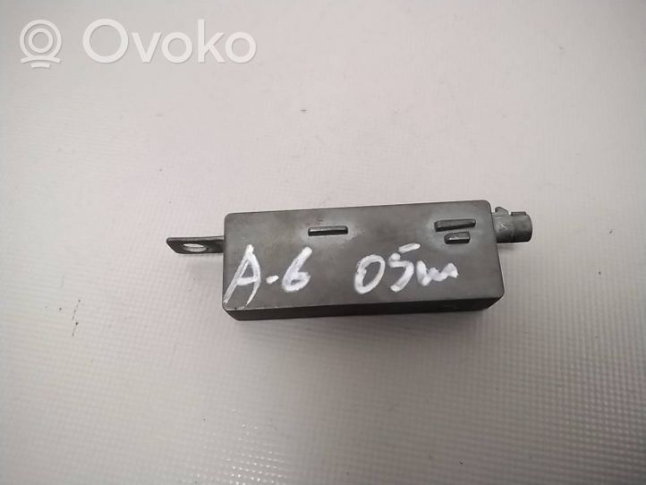 Audi A6 S6 C6 4F Pystyantennin suodatin 4F9035225H