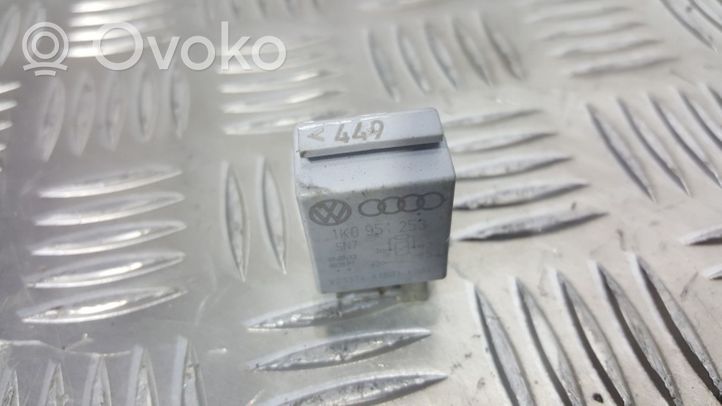 Audi A3 S3 A3 Sportback 8P Alarm relay 1K0951253