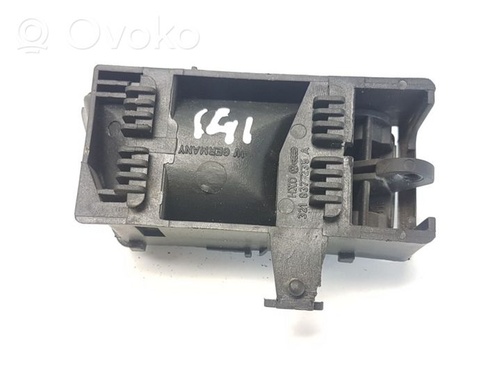 Volkswagen Jetta II Rankenėlė atidarymo vidinė 321837235A