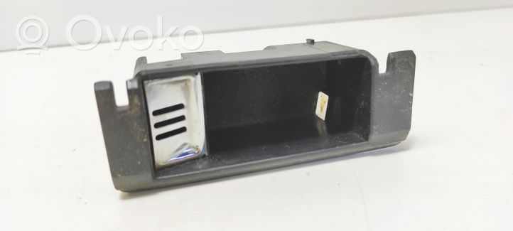 Audi A6 S6 C5 4B Takaoven tuhkakuppi 4B0857406