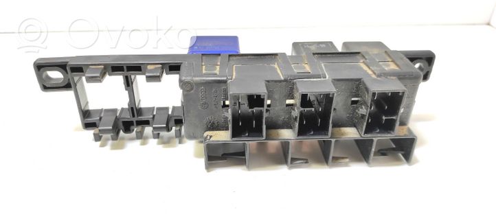 Volkswagen PASSAT B5 Drošinātāju bloks 8L0941822A