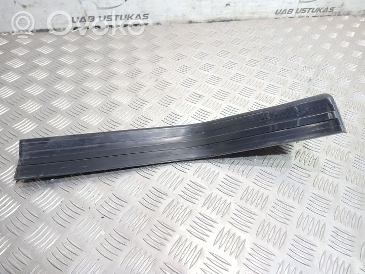 BMW 3 E36 Takaoven kynnyksen suojalista 8119264