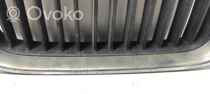 BMW 3 E36 Front bumper upper radiator grill 8122237