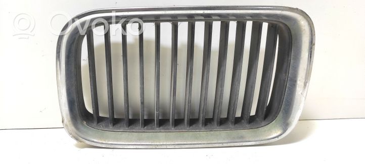 BMW 3 E36 Grille calandre supérieure de pare-chocs avant 8122237