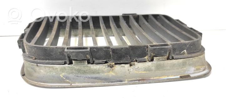 BMW 3 E36 Grille calandre supérieure de pare-chocs avant 8122237