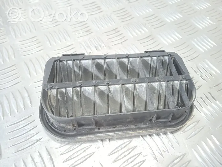 Volkswagen PASSAT B5.5 Quarter panel pressure vent 