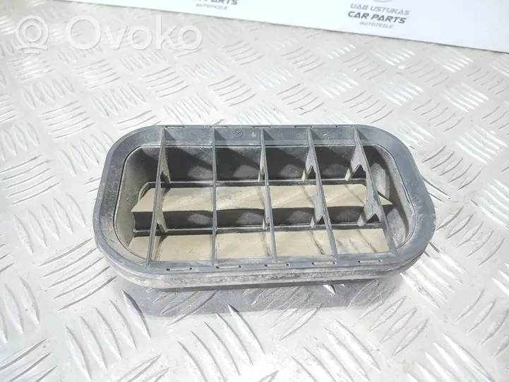 Volkswagen PASSAT B5.5 Quarter panel pressure vent 