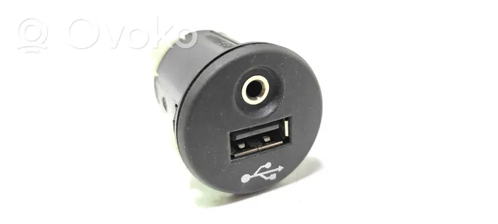 Nissan Qashqai+2 Connettore plug in USB 28023