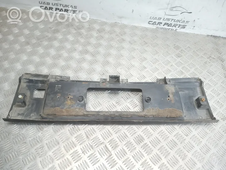 Volkswagen PASSAT B3 Barra de luz de la matrícula/placa de la puerta del maletero 357853489