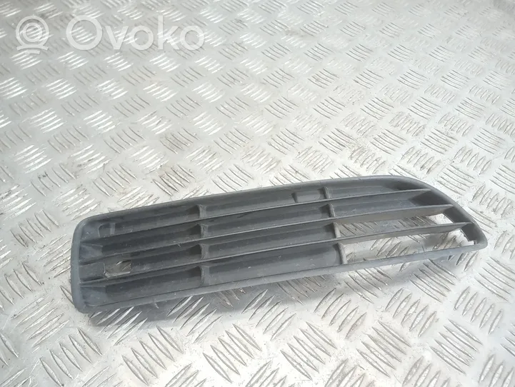 Audi A4 S4 B5 8D Grille inférieure de pare-chocs avant 8D0807346B