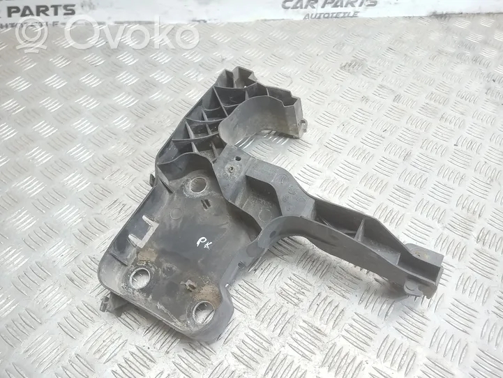 Renault Megane II Šoninė dalis radiatorių panelės (televizoriaus) 8200137496