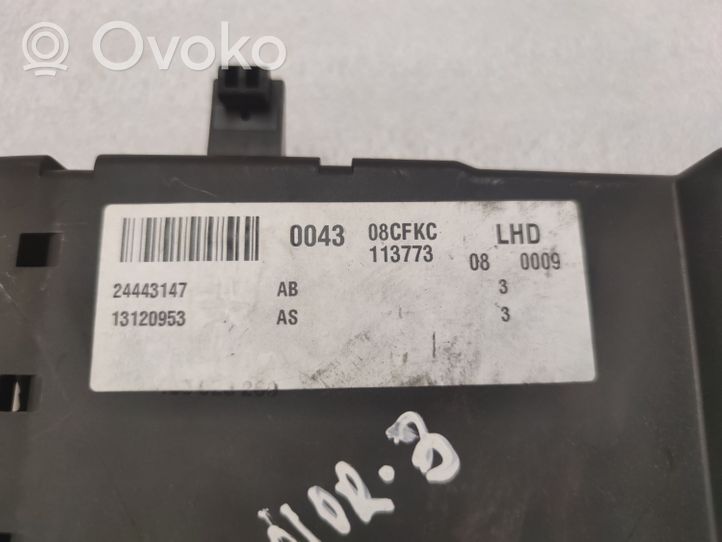 Opel Vectra C Ramka / Moduł bezpieczników 518777024