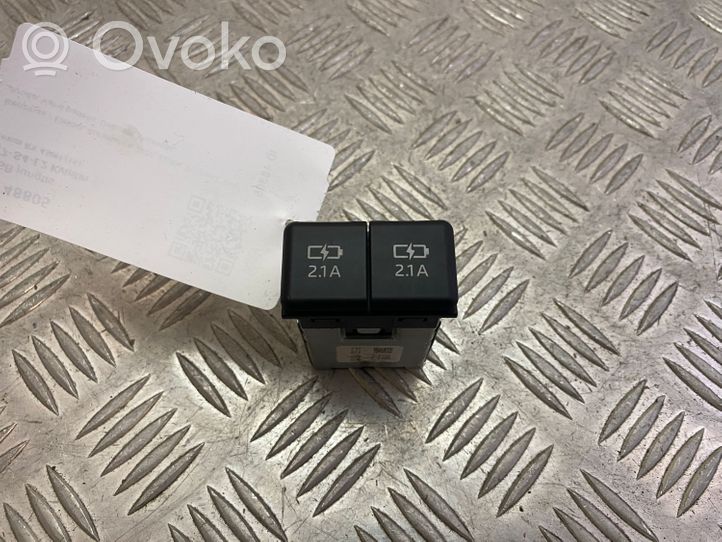 Toyota RAV 4 (XA50) Connecteur/prise USB 8553215010