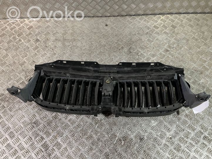 BMW 5 G30 G31 Griglia superiore del radiatore paraurti anteriore 7497279