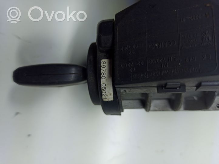 Toyota Avensis T220 Ignition lock 8978005021