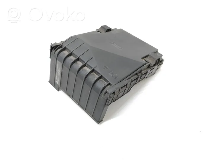 Skoda Superb B6 (3T) Tapa de caja de fusibles 1K0937132G