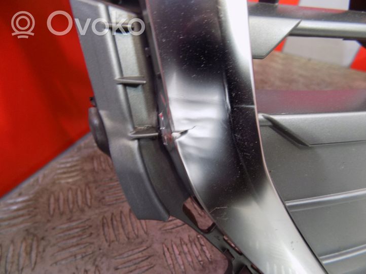 Audi Q2 - Rejilla superior del radiador del parachoques delantero 81A853651