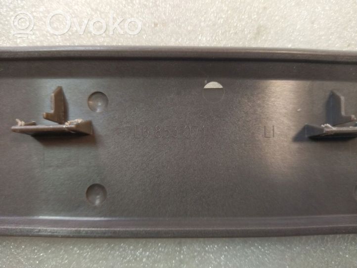 Volkswagen Touareg I Front door trim bar 7L6853071