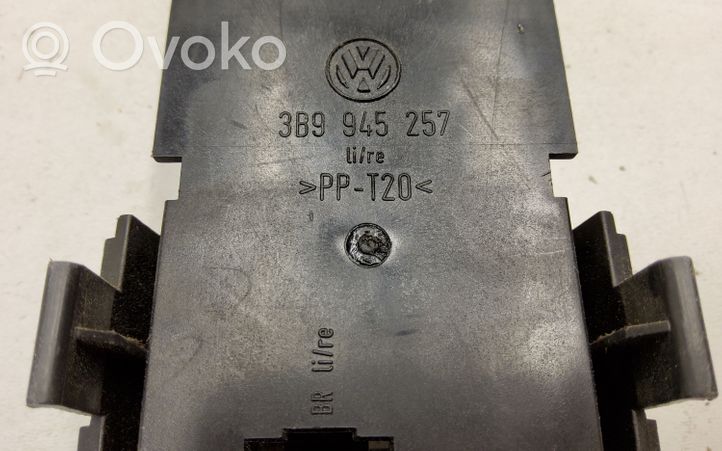 Volkswagen PASSAT B5 Takavalon polttimon suojan pidike 