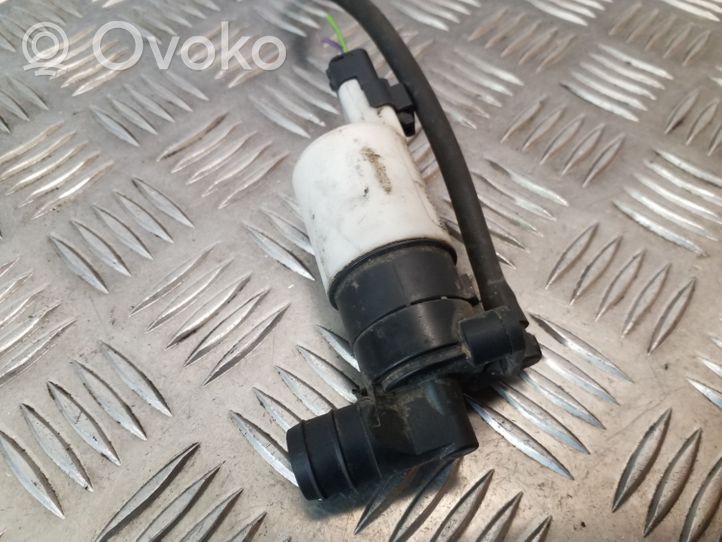 Opel Vivaro Pompa spryskiwacza szyby przedniej / czołowej 8200067015