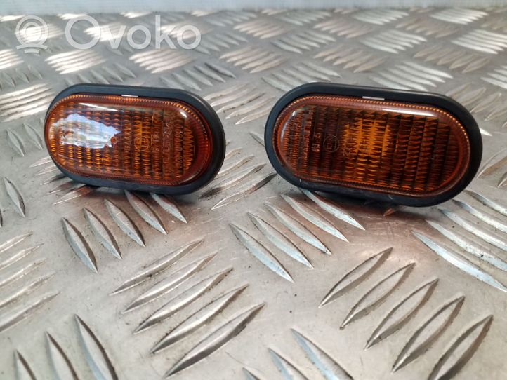 Opel Vivaro Front fender indicator light 8200194580