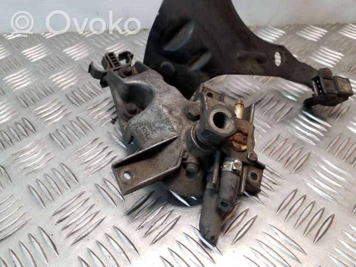 Volvo S70  V70  V70 XC Support de montage de filtre à carburant 074127445A