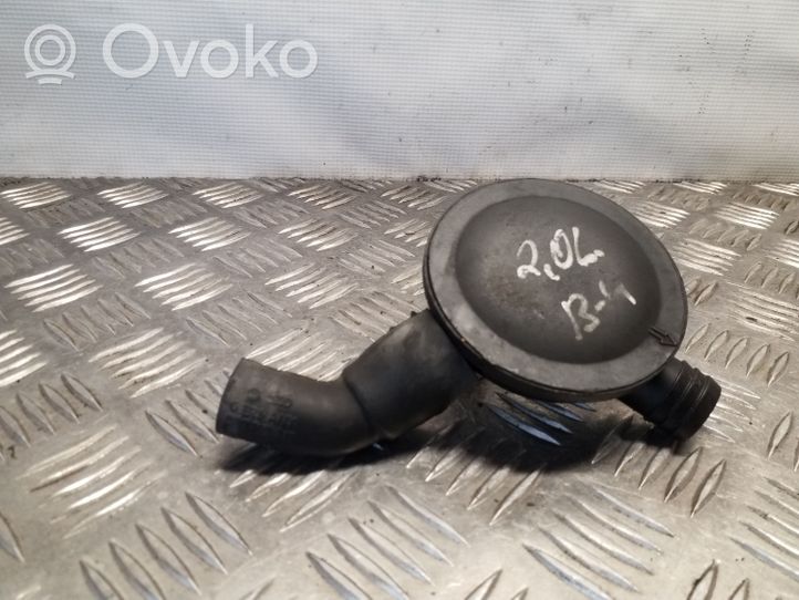 Audi 80 90 S2 B4 Sfiato/tubo di sfiato/tubo flessibile 037129101K