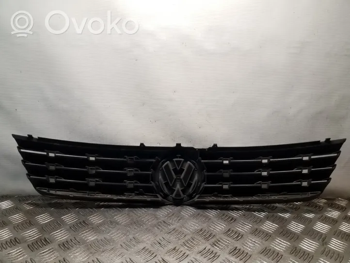 Volkswagen PASSAT B5 Etupuskurin ylempi jäähdytinsäleikkö 3B0853653C