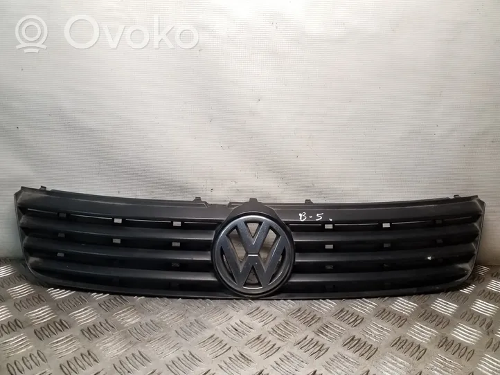 Volkswagen PASSAT B5 Etupuskurin ylempi jäähdytinsäleikkö 3B0853653C