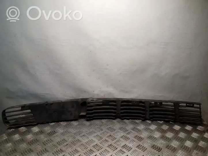 Volkswagen PASSAT B5 Grille inférieure de pare-chocs avant 3B0853677A