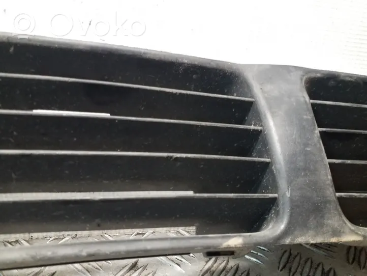 Volkswagen PASSAT B5 Grille inférieure de pare-chocs avant 3B0853677A