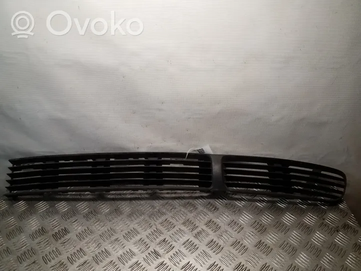 Volkswagen PASSAT B5 Etupuskurin alempi jäähdytinsäleikkö 3B0853677B