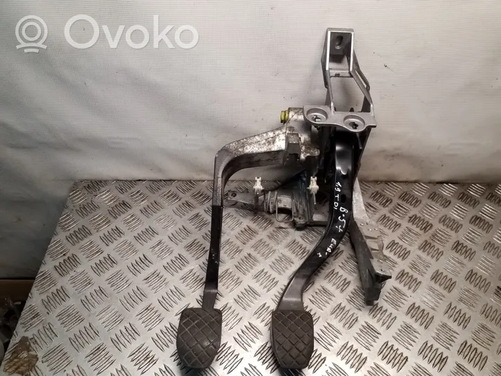 Volkswagen PASSAT B5.5 Pedal assembly 8D1721117P