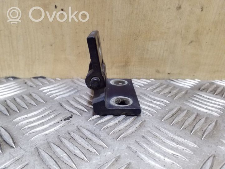 Volvo V70 Front door lower hinge 