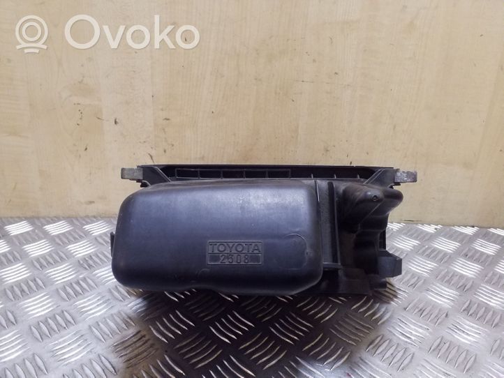 Toyota Yaris Oro filtro dėžė 2202023010