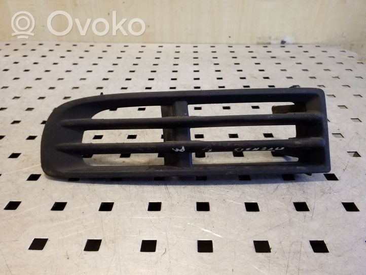 Toyota Avensis T220 Etupuskurin alempi jäähdytinsäleikkö 5311305030